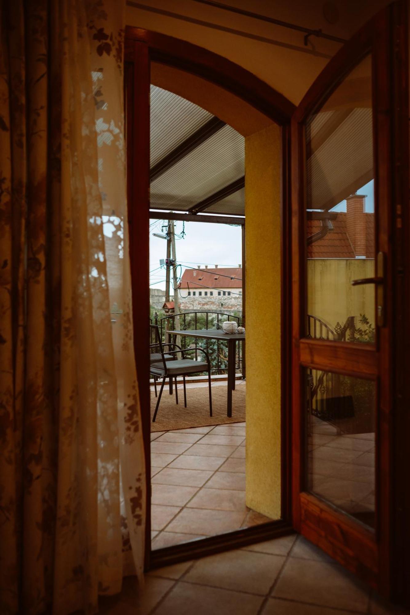 Kiralyszeke Apartman Егер Екстериор снимка