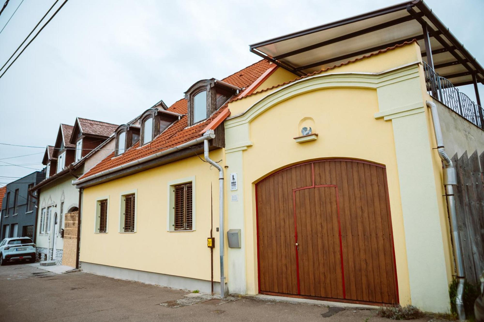 Kiralyszeke Apartman Егер Екстериор снимка